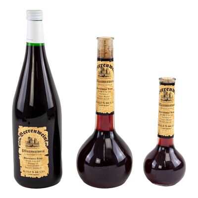Eine Flasche Pflaumenwein