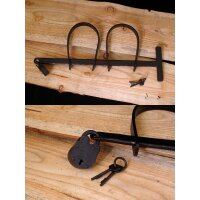 Mittelalterliche Handschellen aus Stahl mit kleinem Vorh&auml;ngeschloss