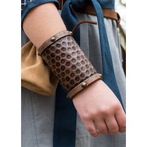 Leather arm guards without decorative fittings