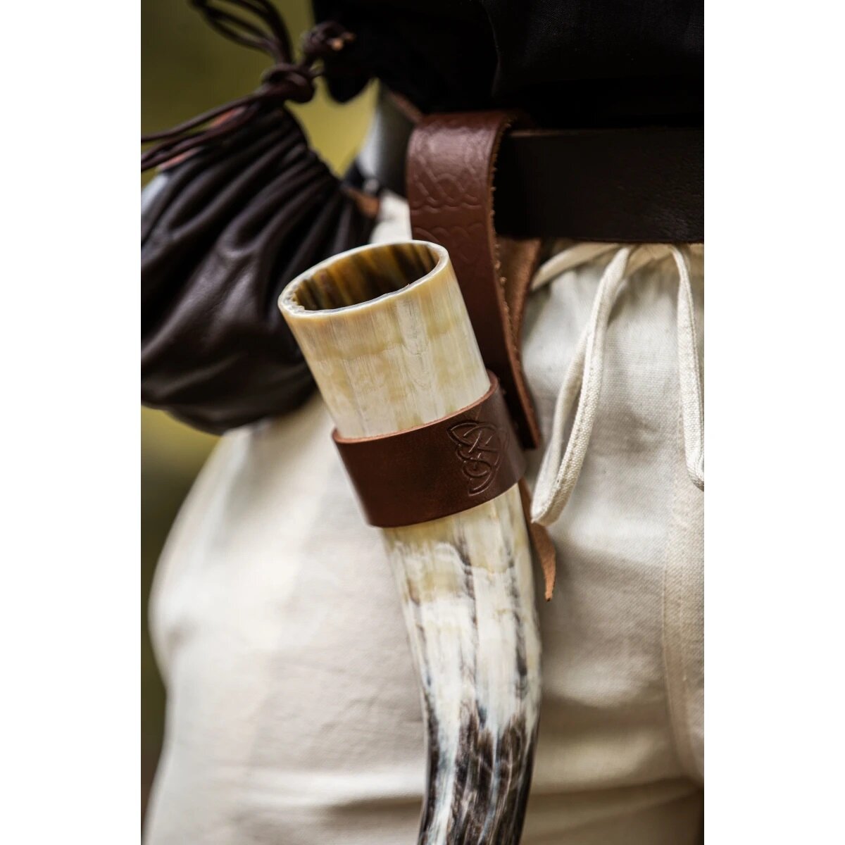 Porte-corne en cuir avec gravure celtique marron