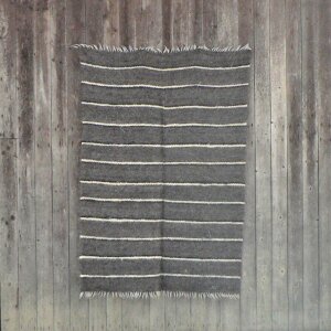 Handgewebte Wolldecke dunkel gestreift 140 x 220 cm