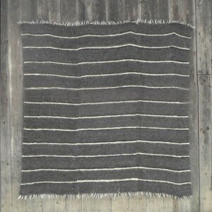 große handgewebte Wolldecke dunkel gestreift 210 x 220 cm